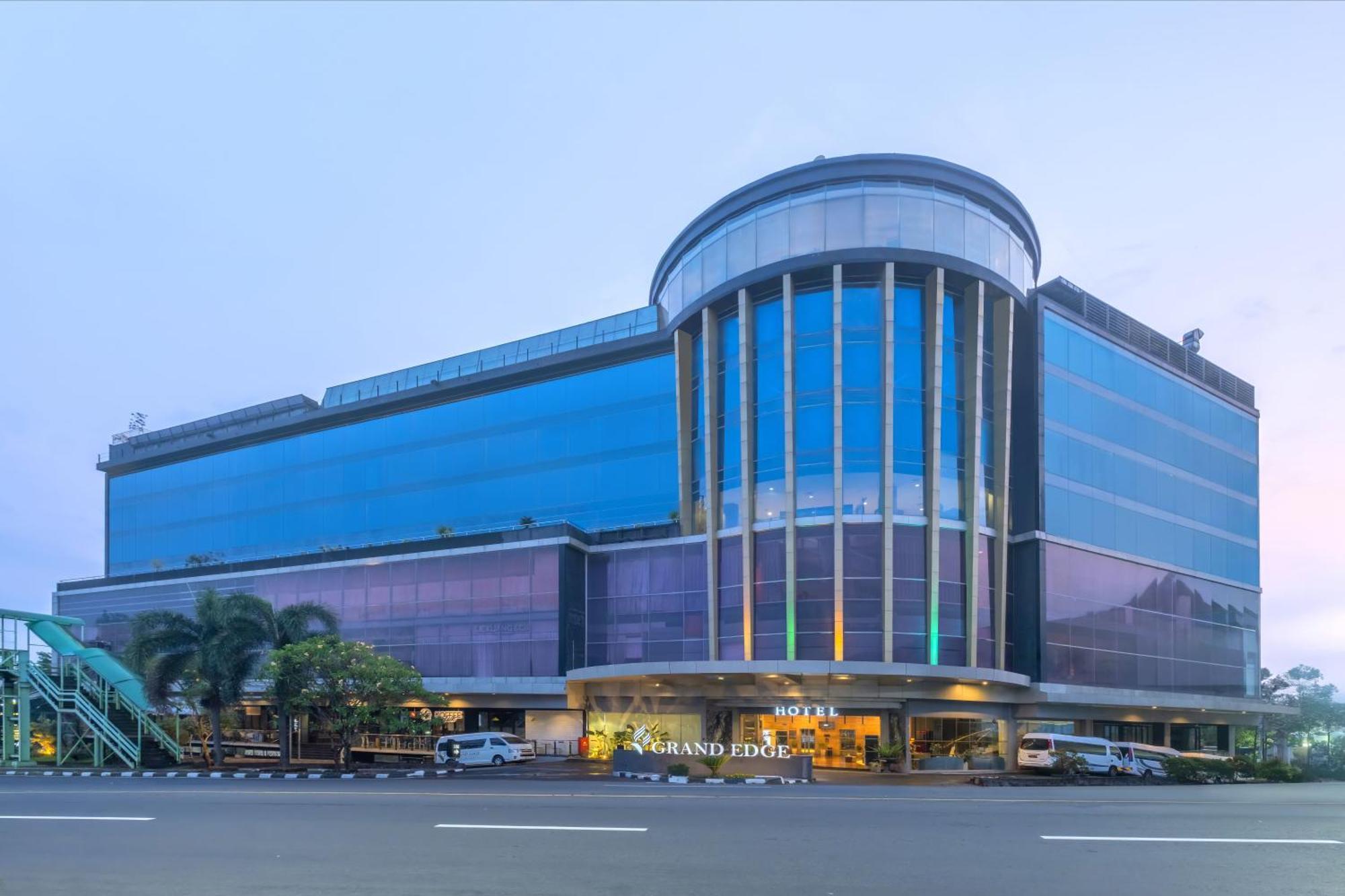 Grand Edge Hotel Semarang Exterior foto