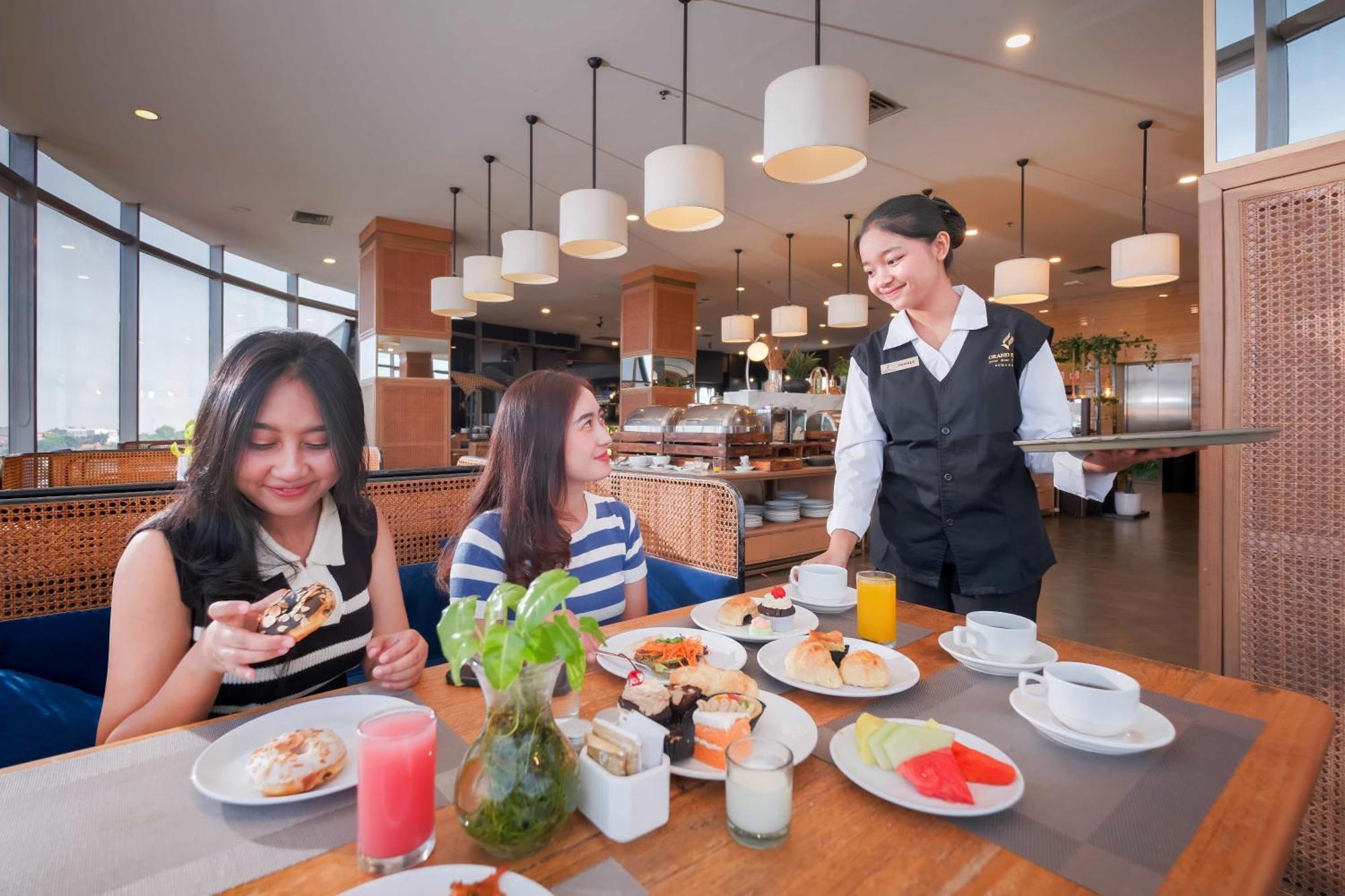 Grand Edge Hotel Semarang Exterior foto