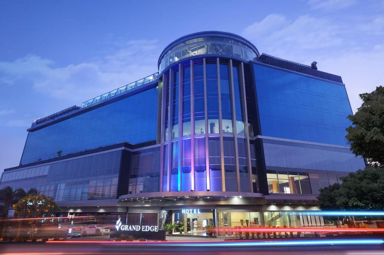 Grand Edge Hotel Semarang Exterior foto